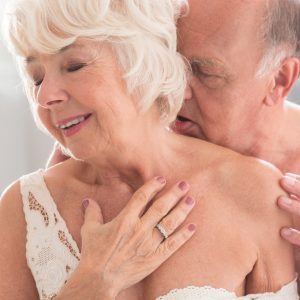 (fonte: Blog da Lúcia Helena (https://luciahelena.blogosfera.uol.com.br/2019/08/27/prepare-se-para-fazer-sexo-ate-nao-poder-mais-aos-70-aos-80-aos-90-anos/) )